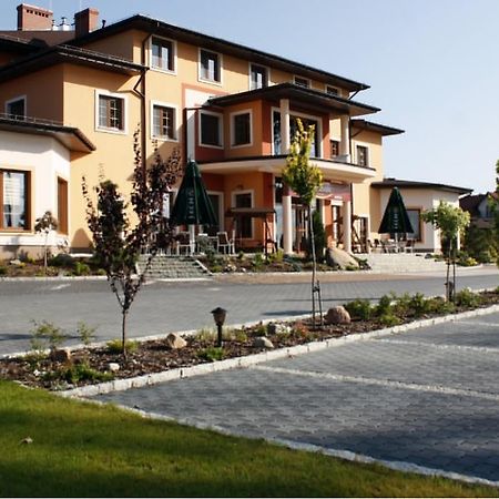 Hotel Ambasada Кробя Экстерьер фото